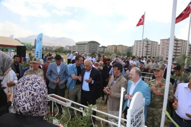Van'da Şehit Mezarları Ziyaret Edildi Van'da Şehit Mezarları Ziyaret Edildi