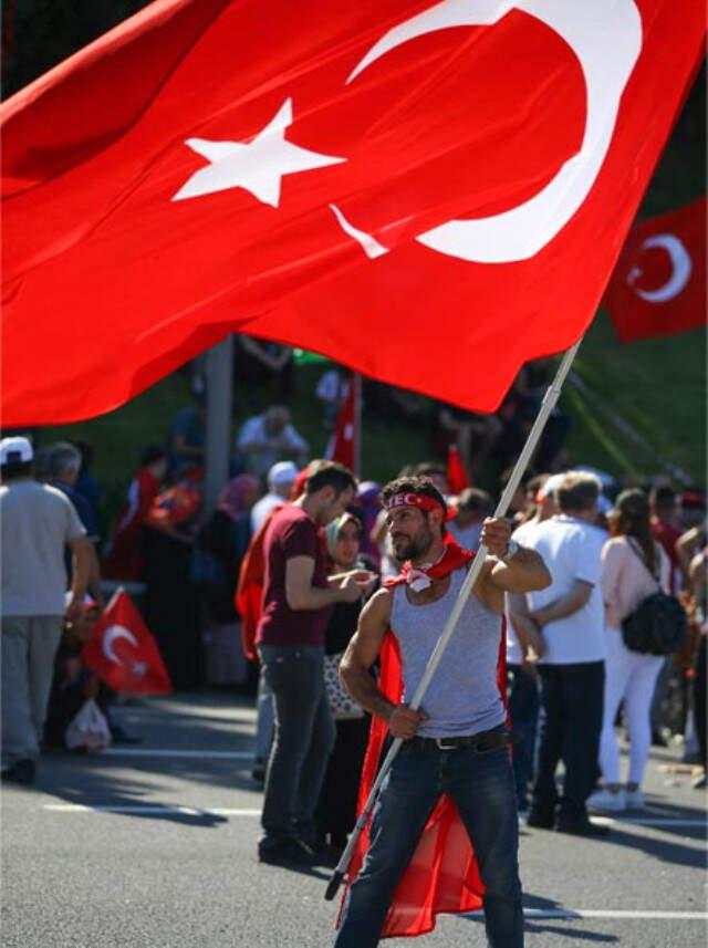 Vatandaşlar, 15 Temmuz Şehitler Köprüsü'ne Yürümeye Başladı