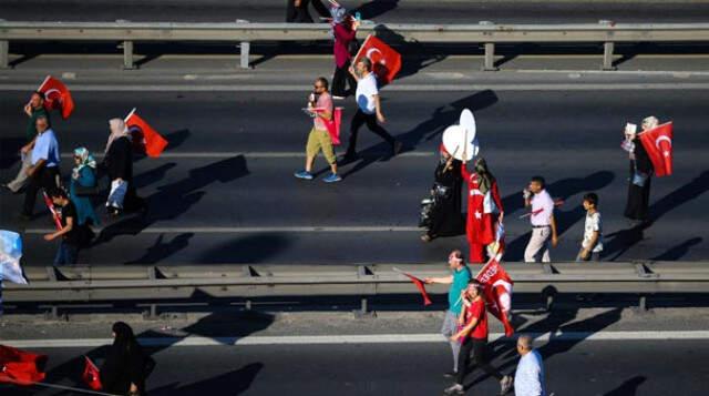 Vatandaşlar, 15 Temmuz Şehitler Köprüsü'ne Yürümeye Başladı