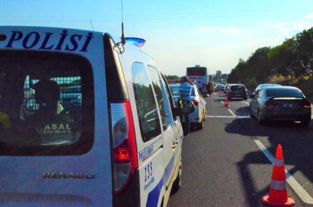Yolcu Otobüsü Ticari Taksi ile Çarpıştı, İstanbul Tekirdağ Yolunda Trafik Kilitlendi