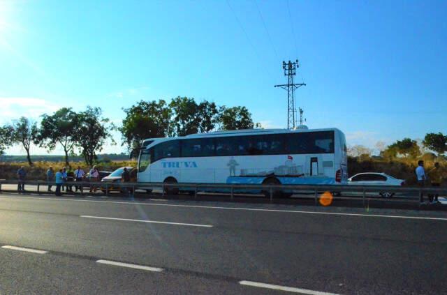 Yolcu Otobüsü Ticari Taksi ile Çarpıştı, İstanbul Tekirdağ Yolunda Trafik Kilitlendi