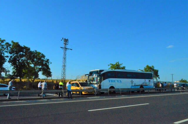 Yolcu Otobüsü Ticari Taksi ile Çarpıştı, İstanbul Tekirdağ Yolunda Trafik Kilitlendi