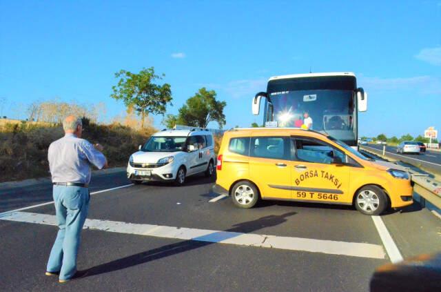 Yolcu Otobüsü Ticari Taksi ile Çarpıştı, İstanbul Tekirdağ Yolunda Trafik Kilitlendi