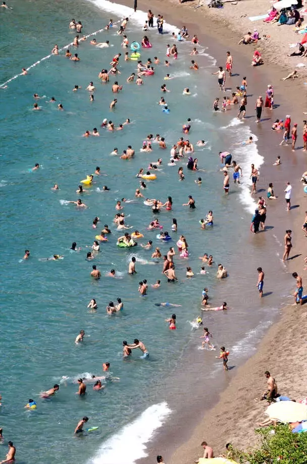 Zonguldak'ta Plajlar Doldu Taştı Zonguldak'ta Plajlar Doldu Taştı