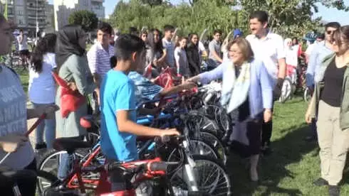 Büyükşehir, Öğrencilere 300 Adet Bisiklet Dağıttı Büyükşehir, Öğrencilere 300 Adet Bisiklet Dağıttı