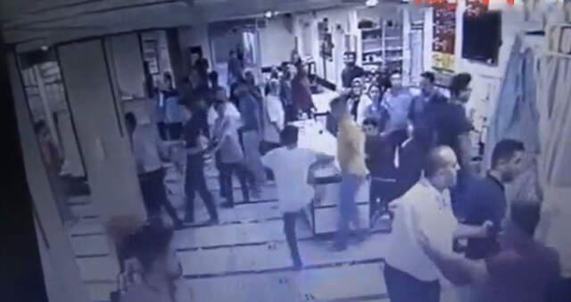 Hastanede Pes Dedirten Kavga! Doktor ve Çalışanlara Tekme Tokat Saldırıp İçeri Motosikletle Daldılar