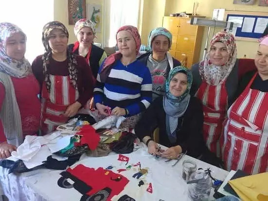 Köylü Kadınların 15 Temmuz Çalışması İstanbul'da Sergilendi Köylü Kadınların 15 Temmuz Çalışması İstanbul'da Sergilendi