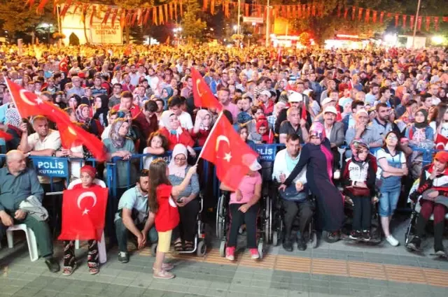 Kütahyalılar, 15 Temmuz'un İkinci Yıl Dönümünde Zafer Meydanı'nda Buluştu Kütahyalılar, 15 Temmuz'un İkinci Yıl Dönümünde Zafer Meydanı'nda Buluştu