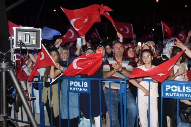 Kütahyalılar, 15 Temmuz'un İkinci Yıl Dönümünde Zafer Meydanı'nda Buluştu Kütahyalılar, 15 Temmuz'un İkinci Yıl Dönümünde Zafer Meydanı'nda Buluştu