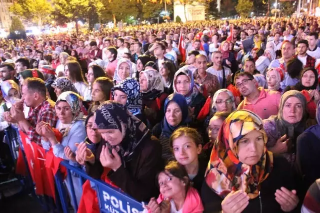Kütahyalılar, 15 Temmuz'un İkinci Yıl Dönümünde Zafer Meydanı'nda Buluştu Kütahyalılar, 15 Temmuz'un İkinci Yıl Dönümünde Zafer Meydanı'nda Buluştu