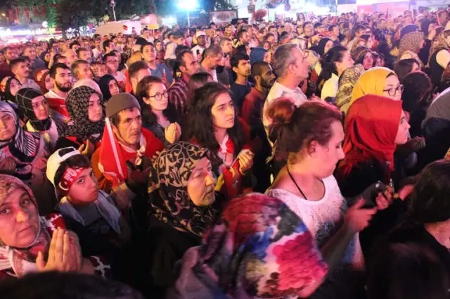 Kütahyalılar, 15 Temmuz'un İkinci Yıl Dönümünde Zafer Meydanı'nda Buluştu Kütahyalılar, 15 Temmuz'un İkinci Yıl Dönümünde Zafer Meydanı'nda Buluştu