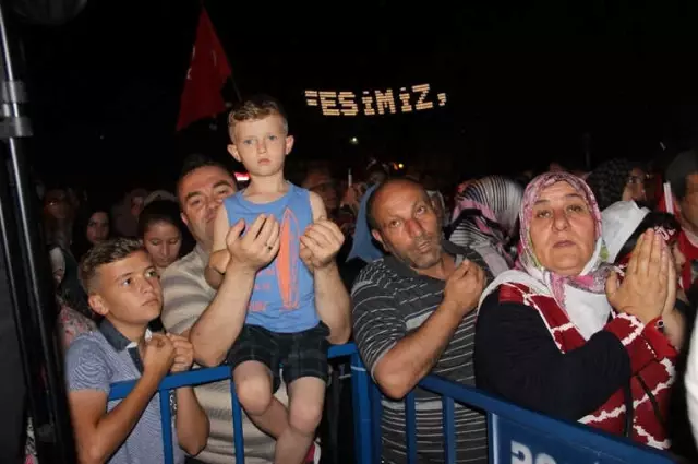 Kütahyalılar, 15 Temmuz'un İkinci Yıl Dönümünde Zafer Meydanı'nda Buluştu Kütahyalılar, 15 Temmuz'un İkinci Yıl Dönümünde Zafer Meydanı'nda Buluştu