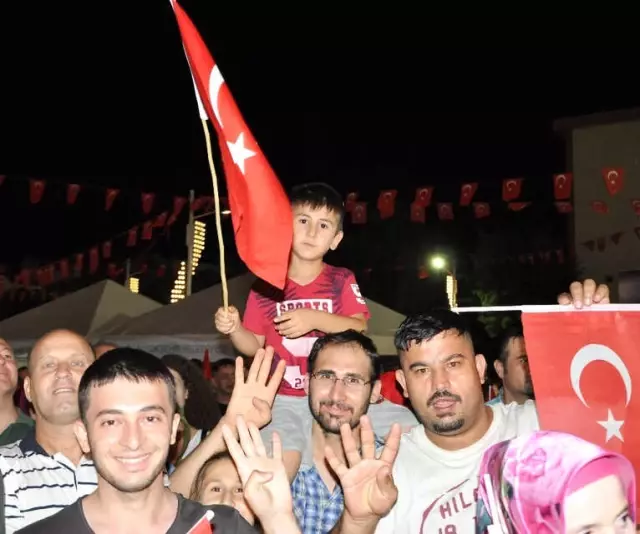 Manisalılar 15 Temmuz'da Yine Meydanı Doldurdu