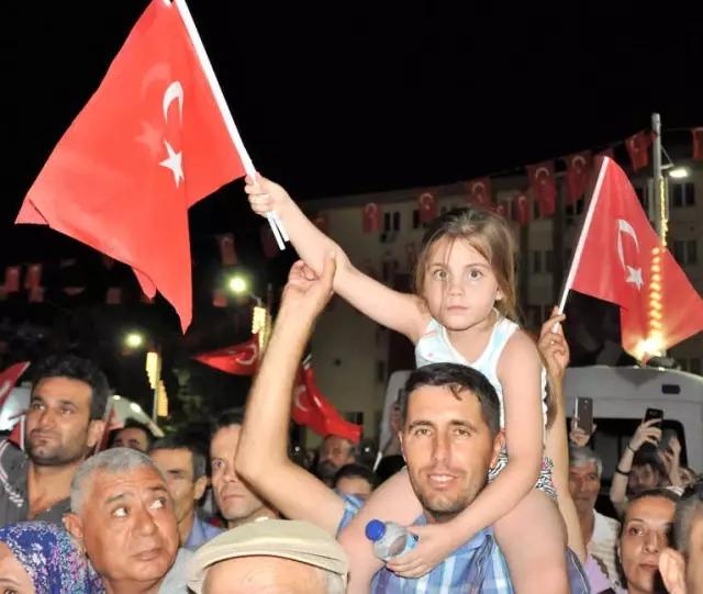 Manisalılar 15 Temmuz'da Yine Meydanı Doldurdu