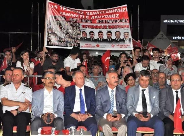 Manisalılar 15 Temmuz'da Yine Meydanı Doldurdu