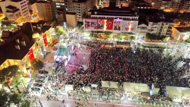 Manisalılar 15 Temmuz'da Yine Meydanı Doldurdu