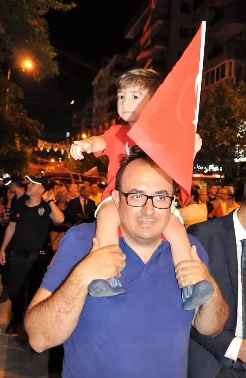 Manisalılar 15 Temmuz'da Yine Meydanı Doldurdu