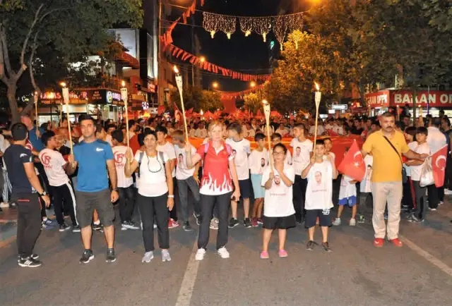 Manisalılar 15 Temmuz'da Yine Meydanı Doldurdu