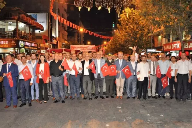 Manisalılar 15 Temmuz'da Yine Meydanı Doldurdu