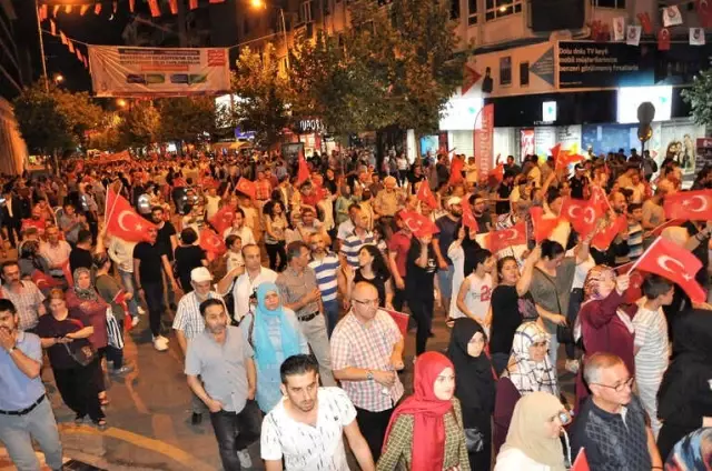 Manisalılar 15 Temmuz'da Yine Meydanı Doldurdu