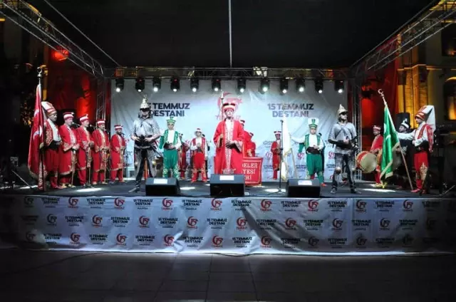 Manisalılar 15 Temmuz'da Yine Meydanı Doldurdu