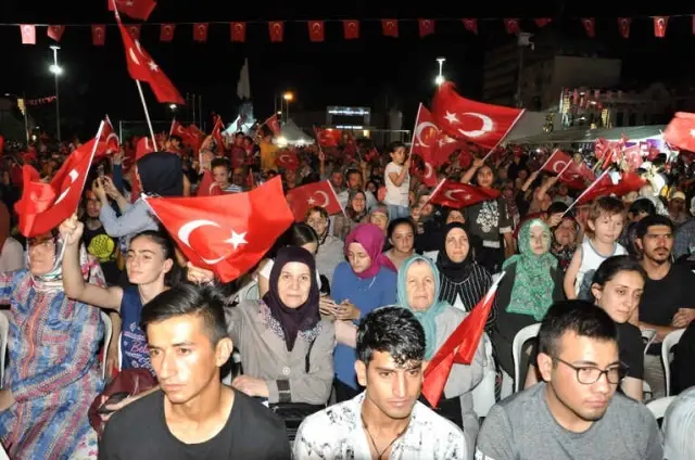 Manisalılar 15 Temmuz'da Yine Meydanı Doldurdu