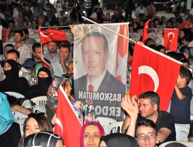 Manisalılar 15 Temmuz'da Yine Meydanı Doldurdu