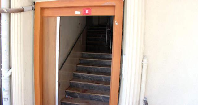 Pusu Kurduğu Eski Karısını 13 Yerinden Bıçakladı, Apartman Kan Gölüne Döndü!