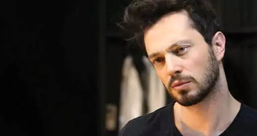 Ünlü Şarkıcı Murat Boz'un Sosyal Medya Hesabından Çocukluk Fotoğrafını Paylaştı
