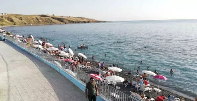 Van'ın İlk ve Tek Mavi Bayraklı Plajına Yoğun İlgi Van'ın İlk ve Tek Mavi Bayraklı Plajına Yoğun İlgi