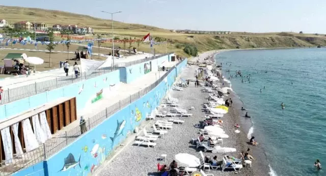 Van'ın İlk ve Tek Mavi Bayraklı Plajına Yoğun İlgi Van'ın İlk ve Tek Mavi Bayraklı Plajına Yoğun İlgi