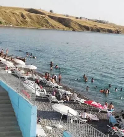 Van'ın İlk ve Tek Mavi Bayraklı Plajına Yoğun İlgi Van'ın İlk ve Tek Mavi Bayraklı Plajına Yoğun İlgi
