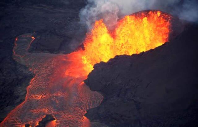 Hawaii'de Tur Teknesine, Yanardağdan Püsküren Lavlar Sıçradı