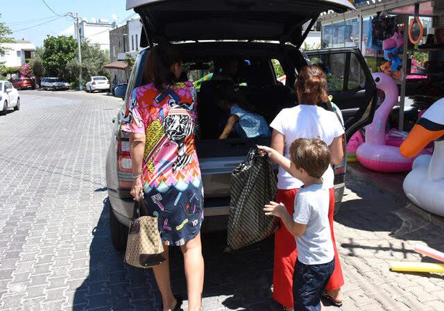 Kızını arabasının bagajına bindiren Demet Akalın 'Uğraşamam, İki Adım Gideceğiz' Dedi