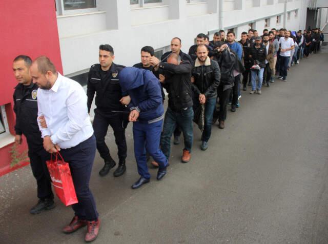 Sahte Polislerin Birbirini Dolandırma Anı Kameralara Böyle Yansıdı
