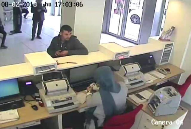 Sahte Polislerin Birbirini Dolandırma Anı Kameralara Böyle Yansıdı