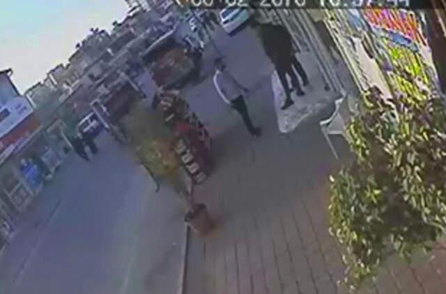 Sahte Polislerin Birbirini Dolandırma Anı Kameralara Böyle Yansıdı