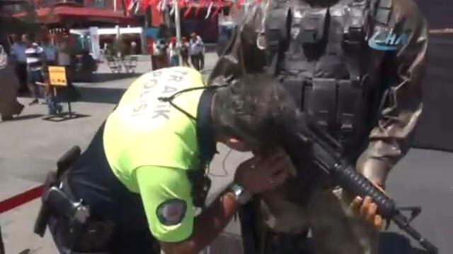 Taksim Meydanı'na Konulan Ömer Halisdemir'in Maketini Öpen Polis, Görenleri Duygulandırdı