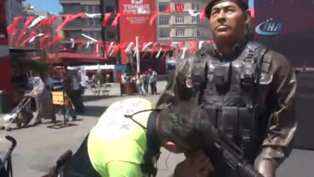 Taksim Meydanı'na Konulan Ömer Halisdemir'in Maketini Öpen Polis, Görenleri Duygulandırdı