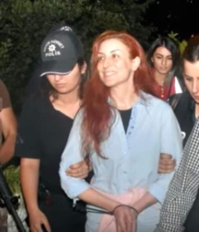 Ünlü Oyuncu Şener Şen'in Yeğeni Aslı Süme Efeoğlu Adnan Oktar Operasyonu Kapsamında Gözaltına Alındı