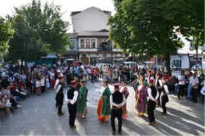 Festival Ateşi Çarşı Merkezinde Yandı Festival Ateşi Çarşı Merkezinde Yandı