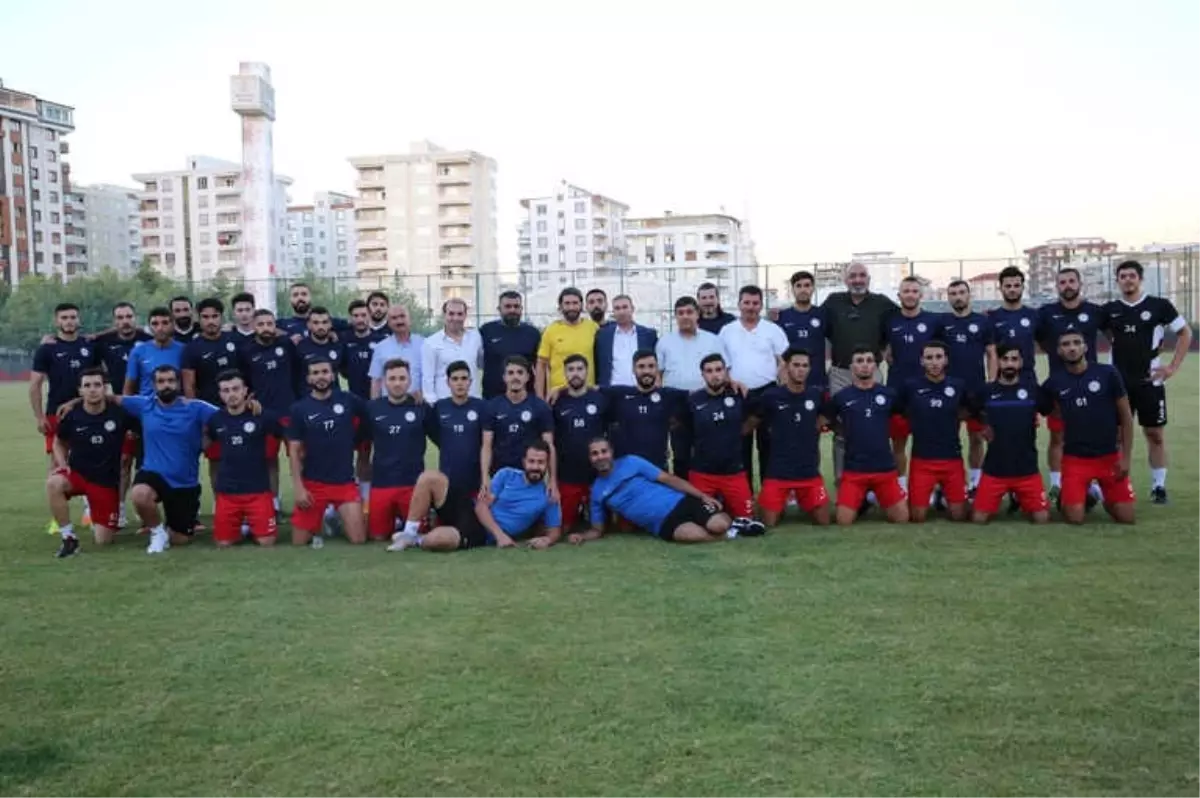Karaköprü Belediyespor Sahaya İndi