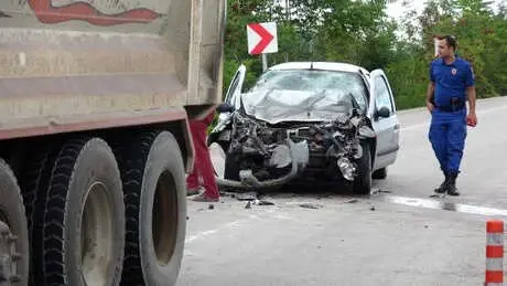 Otomobil Hafriyat Kamyonuna Çarptı: 1 Ölü, 1 Yaralı Otomobil Hafriyat Kamyonuna Çarptı: 1 Ölü, 1 Yaralı