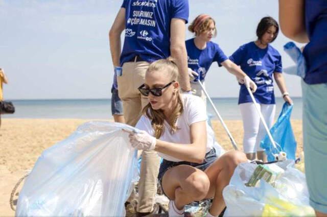 Serenay Sarıkaya, Eline Poşet Alıp Kıyıdaki Çöpleri Topladı