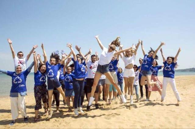 Serenay Sarıkaya, Eline Poşet Alıp Kıyıdaki Çöpleri Topladı