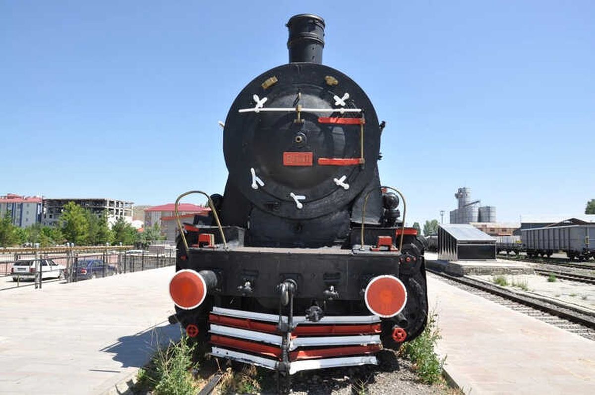 76 Yıllık Kara Tren Kars Garı'nda Sergileniyor