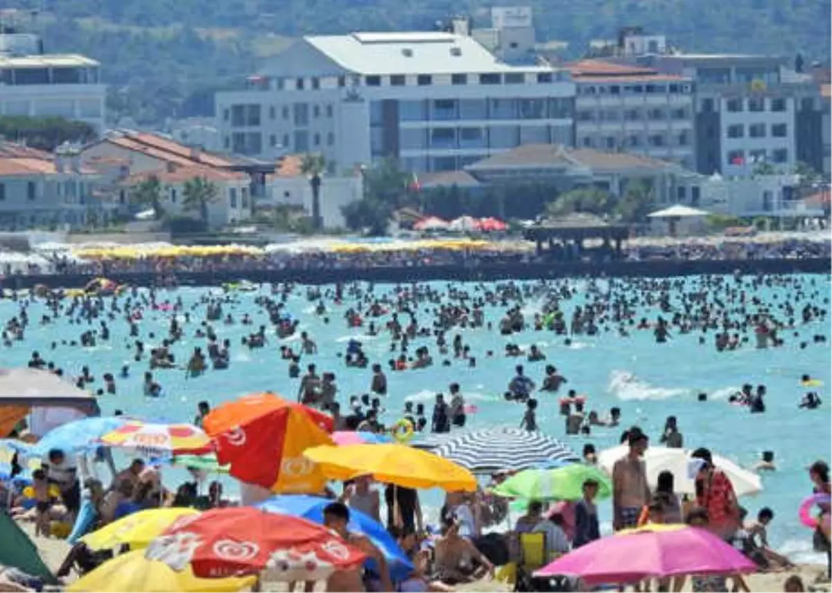 Çeşme'de Sıcaktan Bunalanlar Plaja Akın Etti, Denizde İğne Atsan Yere Düşmez