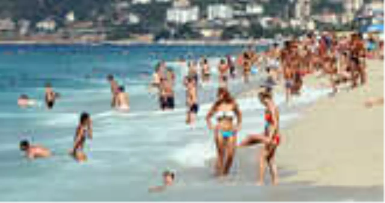 Çeşme Plajlarında Adım Atacak Yer Kalmadı