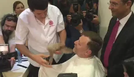 OHAL Bitene Kadar Sakallarımı Uzatacağım Diyen CHP'li Aytuğ Atıcı, Meclis'te Sakalını Kesti