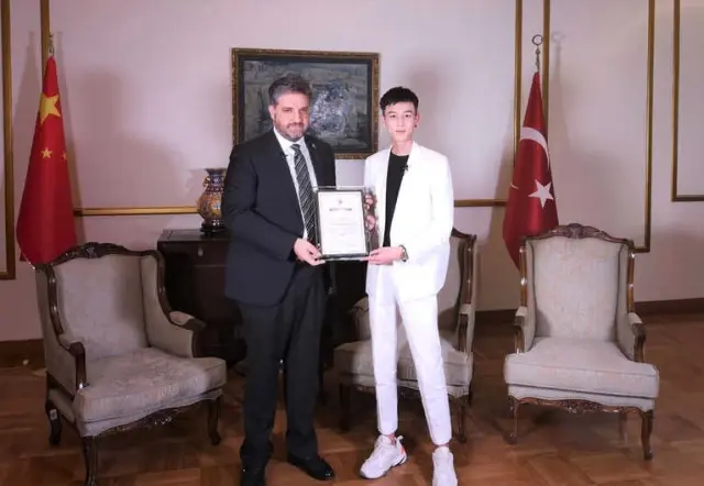 Çinli Şarkıcı 'Türkiye Fahri Turizm Elçisi' Oldu Çinli Şarkıcı 'Türkiye Fahri Turizm Elçisi' Oldu